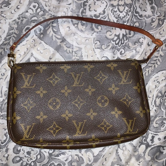 Louis Vuitton Handbags - Louis Vuitton pouchette